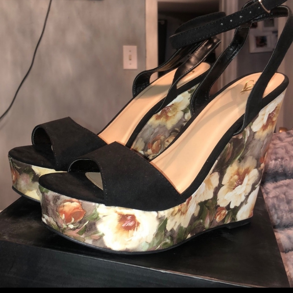 Brand new Windsor floral wedge size 9